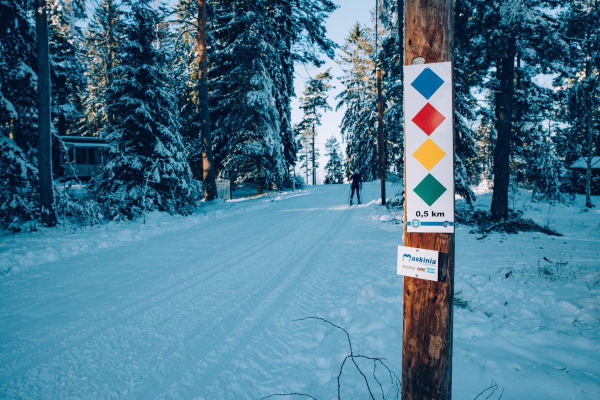 image: Ej tillåtet att gå i skidspåren